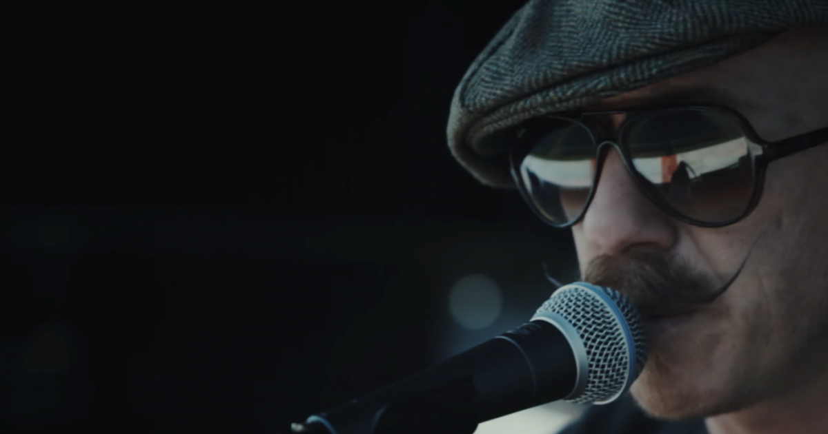 Foy Vance, dans le clip Coco, réalisé par Courteney Cox, juillet 2016