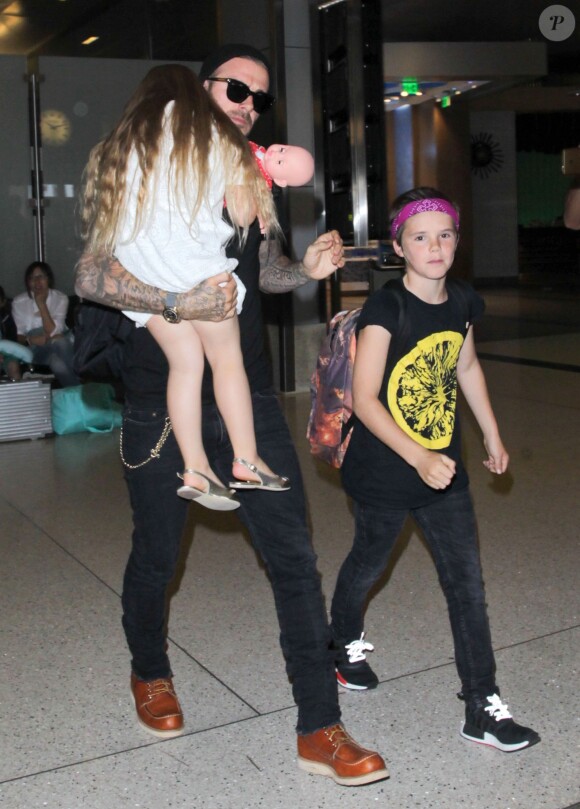 David Beckham et ses enfants Harper et Cruz arrivent à l'aéroport de LAX à Los Angeles, Californie, le 11 juillet 2016.