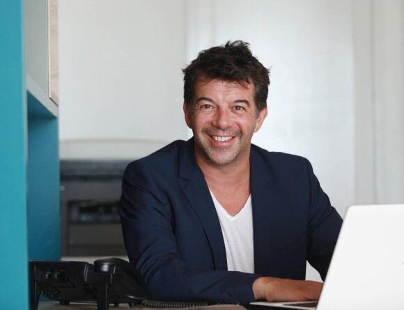 Exclusif - Stéphane Plaza pose dans sa nouvelle agence immobilière à Six Fours, le 1er août 2015. No Web No Blog pour la Suisse et la Belgique