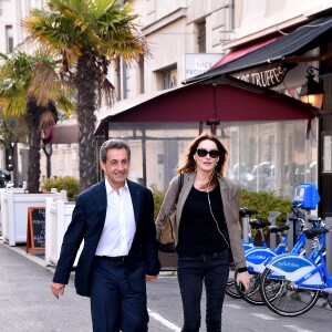 Nicolas Sarkozy et sa femme Carla Bruni-Sarkozy sont allés diner au restaurant "La Petite Maison" après avoir participé aux Journées d'études du Parti Populaire Européen à l'hôtel Méridien à Nice, le 1er juin 2016. © Bruno Bébert/Bestimage