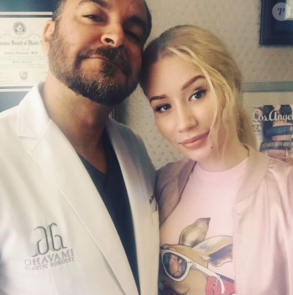 Iggy Azalea est allé rendre visite au Dr. Ghavami, son chirurgien plasticien. Photo publiée sur Instagram, le 18 juillet 2016
