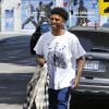 Le joueur des Los Angeles Lakers Nick Young fait du shopping avec un ami à Los Angeles, Californie, le 22 juin 2016.