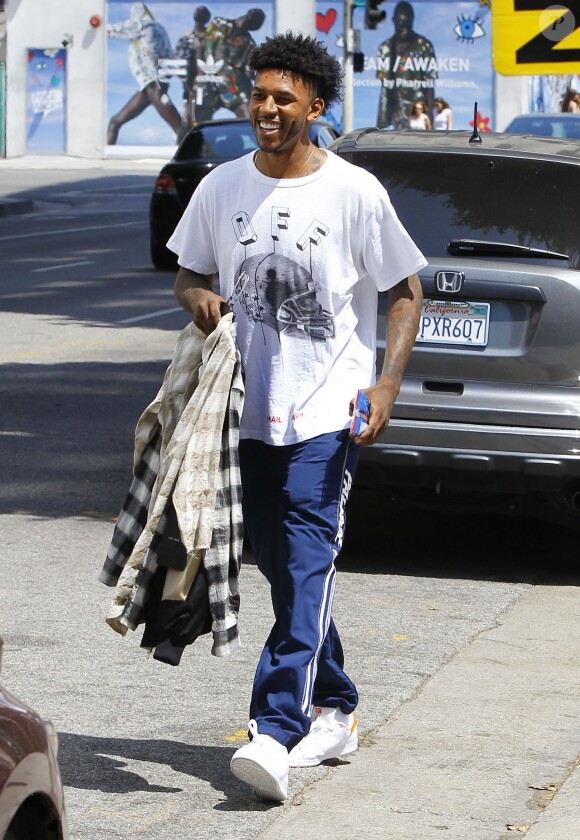 Le joueur des Los Angeles Lakers Nick Young fait du shopping avec un ami à Los Angeles, Californie, le 22 juin 2016.