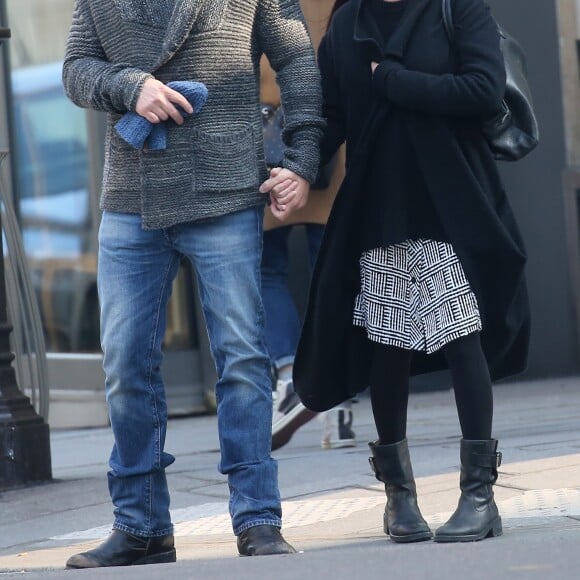 Shannen Doherty et son mari Kurt Iswarienko se promènent dans les rues de Paris le 18 mars 2016