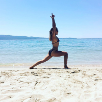 Clio Pajczer et Karima Charni : Bikini, yoga et sable fin... Un duo au paradis