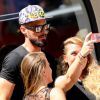 Olivier Giroud pose pour des fans à Saint-Tropez le 19 juillet 2016 au cours d'une sortie avec sa femme Jennifer et leur fille Jade.