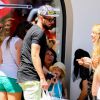 Olivier Giroud pose pour des fans à Saint-Tropez le 19 juillet 2016 au cours d'une sortie avec sa femme Jennifer et leur fille Jade.