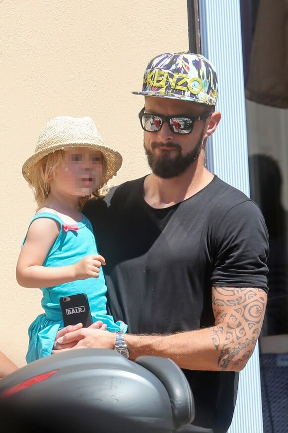 Olivier Giroud avec sa fille Jade à Saint-Tropez le 19 juillet 2016.