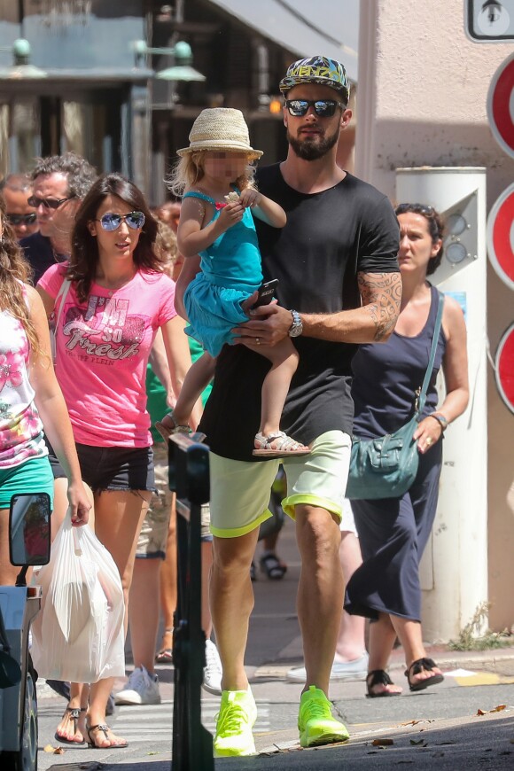 Olivier Giroud avec sa femme Jennifer et leur fille Jade à Saint-Tropez le 19 juillet 2016.