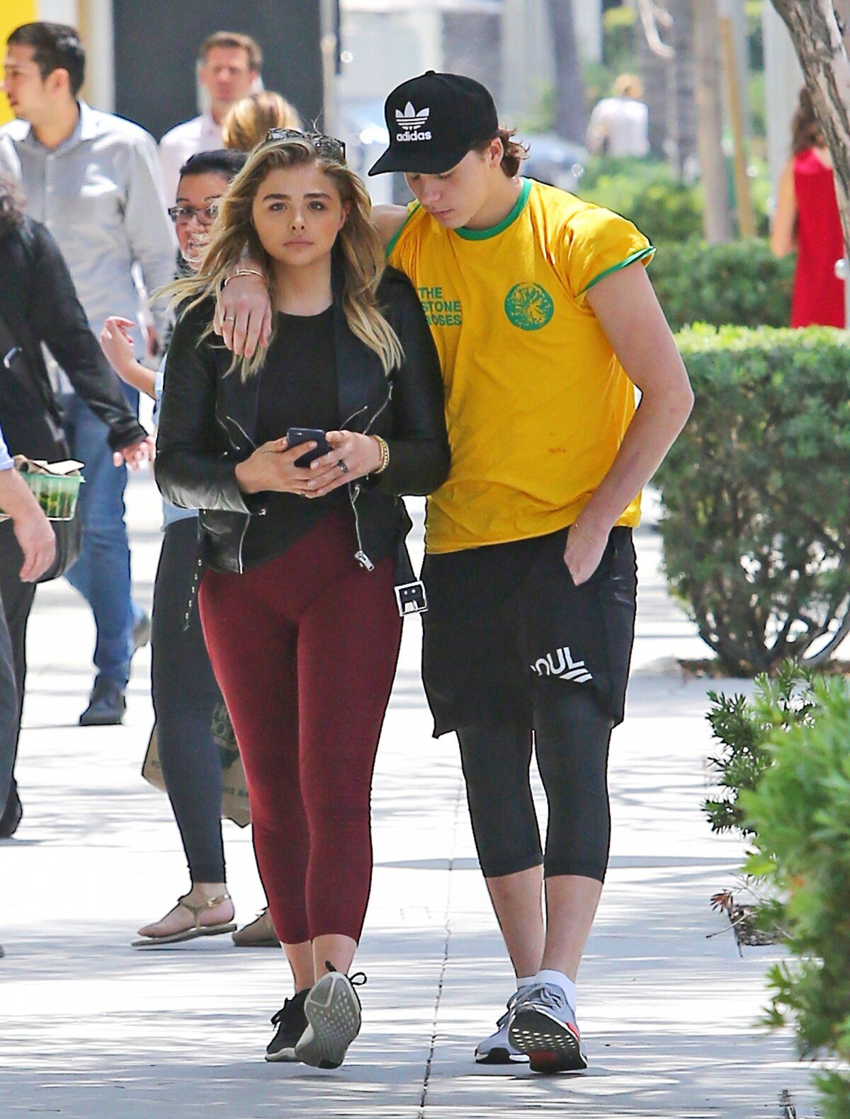 Photo : Chloë Grace Moretz et son compagnon Brooklyn Beckham se promènent  main dans la main dans les rues de Beverly Hills. Les amoureux sont allés  dans un centre dermatologique et ont