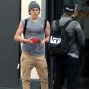 Brooklyn Beckham retrouve des amis dans la rue à Londres, le 8 juin 2016.