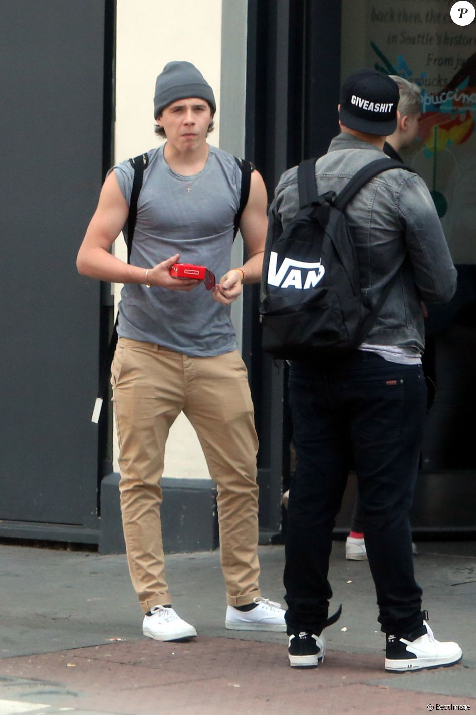 Brooklyn Beckham retrouve des amis dans la rue à Londres ...