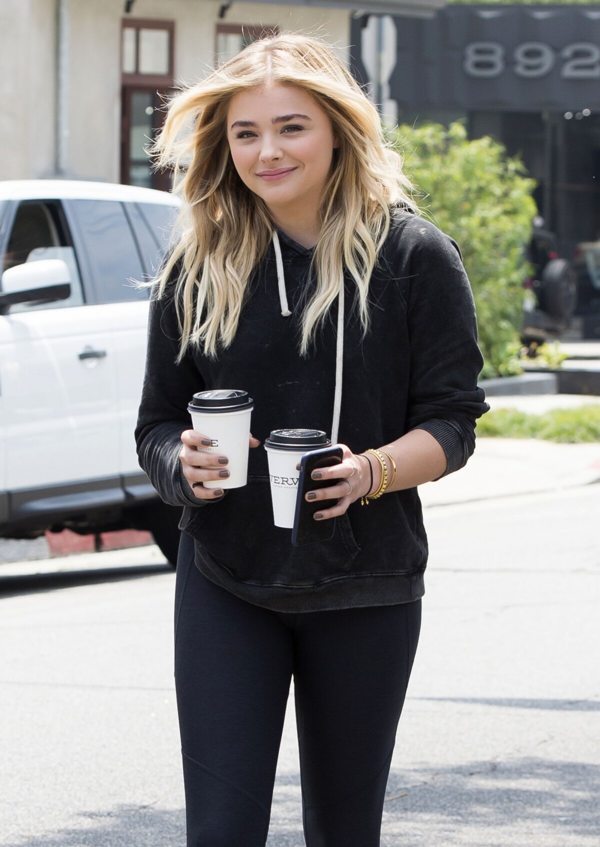 Photo : Chloë Grace Moretz se promène et boit un café avec un ami dans les  rues de Los Angeles. Pendant ce temps, son petit ami Brooklyn Beckham est  en vacances en