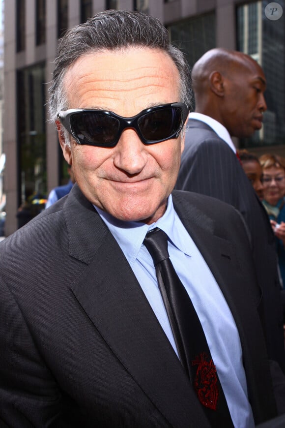 Robin Williams signe des autographes à son arrivée au " Late Show with David Letterman" à New York, le 25 septembre 2013