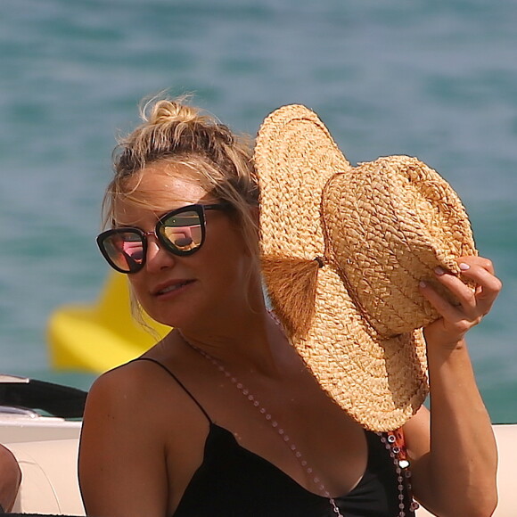 Kate Hudson et Stella McCartney au Club 55 à Saint-Tropez, le 22 juillet 2016. Kate Hudson and a friend at Club 55 in Saint-Tropez, on July 22, 2016.22/07/2016 - Saint-Tropez