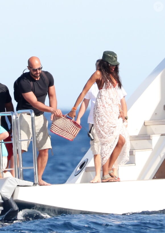 Naomie Campbell et un ami, trés proche, regagnent son yacht aprés avoir déjeuné au Club 55 à Saint-Tropez, le 20 Juillet 2016