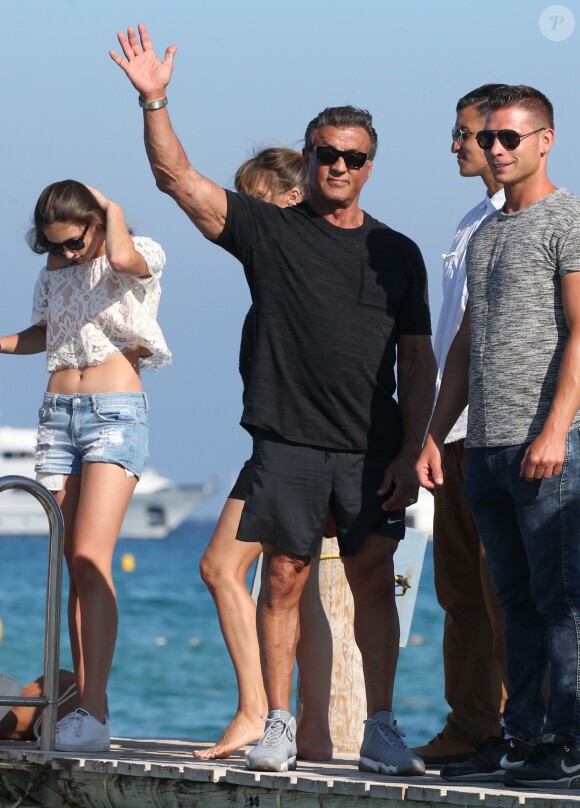 Sylvester Stallone avec sa femme Jennifer Flavin, leurs filles Sistine, Scarlet, Sophia se rendent au Club 55 à Saint-Tropez, le 11 juillet 2016.  Sylvester Stallone with his wife Jennifer Flavin and their daughters Sistine, Scarlet, Sophia are going to Club 55 in Saint-Tropez on July 11, 2016.11/07/2016 - Saint-Tropez
