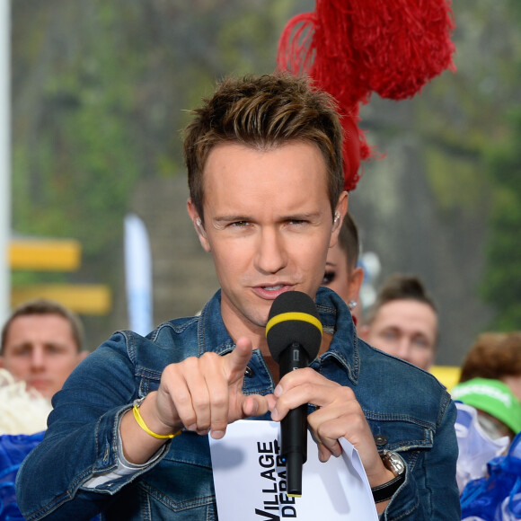 Cyril Féraud sur le départ de la deuxième étape de la 103ème édition de la course cycliste du tour de France avec les danseuses du Moulin-Rouge le 3 juillet 2016 entre Saint-Lo et Cherbourg-en-Cotentin, en Normandie le 3 juillet 2016. . © Coadic Guirec / Bestimage