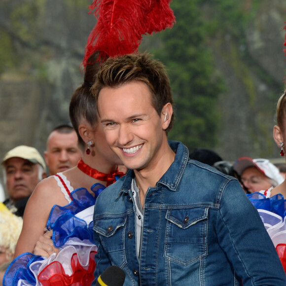 Cyril Féraud sur le départ de la deuxième étape de la 103ème édition de la course cycliste du tour de France avec les danseuses du Moulin-Rouge le 3 juillet 2016 entre Saint-Lo et Cherbourg-en-Cotentin, en Normandie le 3 juillet 2016. . © Coadic Guirec / Bestimage