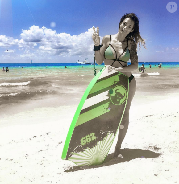 Emilie Nef Naf fait du body board à Playa del Carmen au Mexique, juillet 2016.