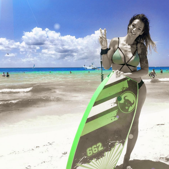 Emilie Nef Naf fait du body board à Playa del Carmen au Mexique, juillet 2016.