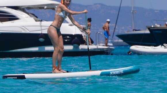 Doutzen Kroes : Sirène sur son paddle, des vacances en famille au top !