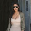 Kim Kardashian signe un autographe et fait un selfie avec un fan à la sortie d'un studio d’enregistrement à Van Nuys, le 11 juillet 2016  Reality star Kim Kardashian is spotted at a studio in Van Nuys, California on July 11, 2016. Kim's mobile game has amassed 45 million dollars for the reality star11/07/2016 - Van Nuys
