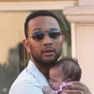 John Legend, sa femme Chrissy Teigen et leur petite fille Luna se promènent sur le port de Saint-Tropez, le 25 juillet 2016, pendant leur vacances. Ils sont allés manger une glace.  Please Hide Children's Face Prior To The Publication - John Legend, his wife Chrissy Teigen and their daughter Luna strolling in the port of Saint-Tropez, on July 25, 2016, during their holidays. They are eating an ice-cream.25/07/2016 - Saint-Tropez