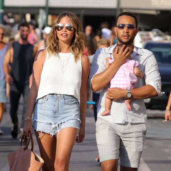 John Legend, sa femme Chrissy Teigen et leur petite fille Luna se promènent sur le port de Saint-Tropez, le 25 juillet 2016, pendant leur vacances. Ils sont allés manger une glace.  Please Hide Children's Face Prior To The Publication - John Legend, his wife Chrissy Teigen and their daughter Luna strolling in the port of Saint-Tropez, on July 25, 2016, during their holidays. They are eating an ice-cream.25/07/2016 - Saint-Tropez