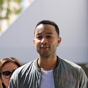 John Legend, sa femme Chrissy Teigen et leur fille Luna font du shopping à Beverly Hills, le 22 juin 2016.  Couple John Legend and Chrissy Teigen take their daughter Luna shopping in Beverly Hills, California, USA on June 22, 2016. Chrissy kept her face hidden with a large hat and wore a long beige coat.22/06/2016 - Beverly Hills