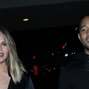 Chrissy Teigen et son mari John Legend quittent le soirée d'anniversaire de Khloé Kardashian à Hollywood, le 27 juin 2016.  Chrissy Teigen and her husband John Legend are seen leaving Khloe Kardashian's birthday party in Hollywood, on June 27, 2016.27/06/2016 - Hollywood