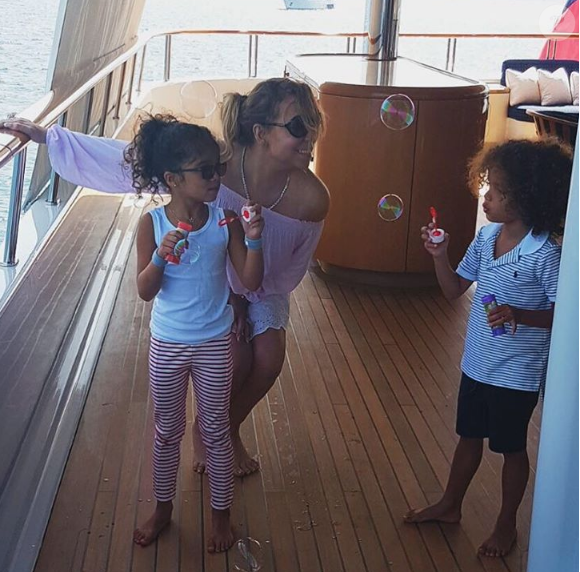 Mariah Carey en vacances sur le bateau de son chéri James Packer. Elle est avec ses enfants Monroe et Morrocan. Photo publiée sur Instagram, le 23 juillet 2016
