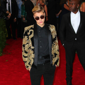 Justin Bieber à la Soirée Costume Institute Gala 2015 (Met Ball) au Metropolitan Museum célébrant l'ouverture de Chine: à travers le miroir à New York, le 4 mai 2015.