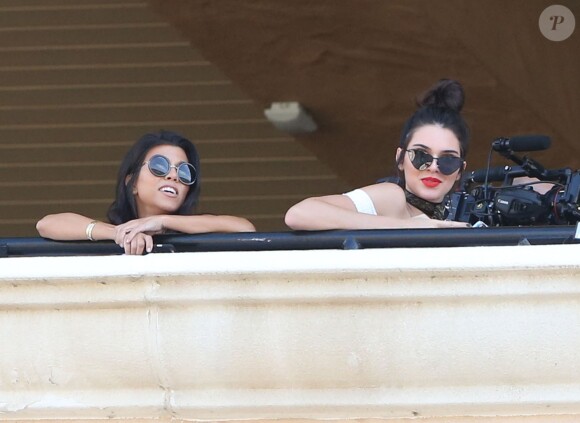 Kourtney Kardashian et Kendall Jenner - La famille Kardashian (Kourtney, Scott Disick et leurs trois enfants, Kim et sa fille North, Khloé Kardashian, Kendall Jenner, Kris Jenner, son compagnon Corey Gamble et sa mère Mary Jo Campbell) passe l'après-midi à l'hippodrome Del Mar. Del Mar, le 26 juillet 2016.