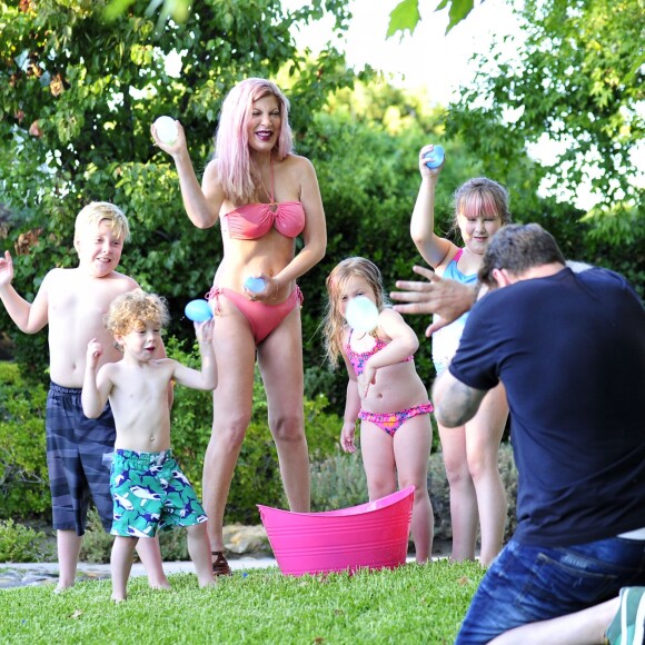 Tori Spelling en famille dans le jardin de son domicile de Los Angeles, le 25 juillet 2016