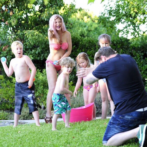 Tori Spelling en famille dans le jardin de son domicile de Los Angeles, le 25 juillet 2016