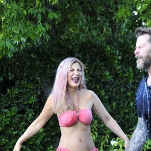 Tori Spelling en famille dans le jardin de son domicile de Los Angeles, le 25 juillet 2016