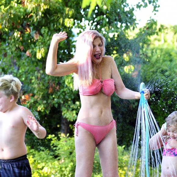 Tori Spelling en famille dans le jardin de son domicile de Los Angeles, le 25 juillet 2016