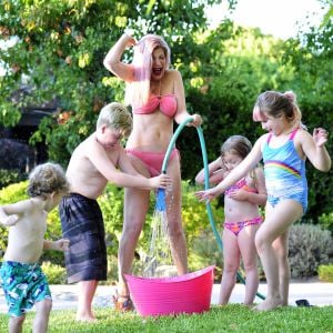 Tori Spelling en famille dans le jardin de son domicile de Los Angeles, le 25 juillet 2016