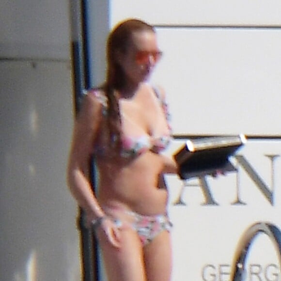 Lindsay Lohan passe ses vacances avec des amis sur un yacht à Porto Cervo. Le 27 juillet 2016