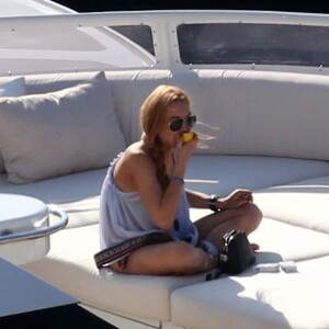 Semi-exclusif - Lindsay Lohan en vacances avec des amis sur un yacht en Sardaigne, après sa rupture avec Egor Tarabasov en Italie, le 26 juillet 2016.