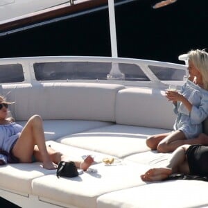 Semi-exclusif - Lindsay Lohan en vacances avec des amis sur un yacht en Sardaigne, après sa rupture avec Egor Tarabasov en Italie, le 26 juillet 2016.