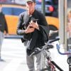 Exclusif - Michael Lohan (le père de Lindsay Lohan) fume une cigarette dans les rues de New York, le 13 avril 2016