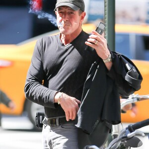 Exclusif - Michael Lohan (le père de Lindsay Lohan) fume une cigarette dans les rues de New York, le 13 avril 2016