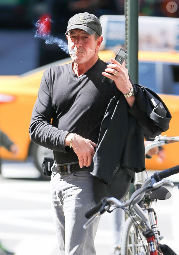 Exclusif - Michael Lohan (le père de Lindsay Lohan) fume une cigarette dans les rues de New York, le 13 avril 2016