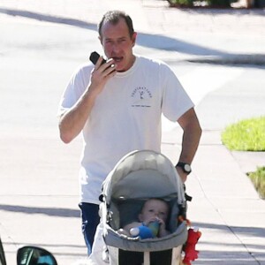 Exclusif - Michael Lohan, le pere de Lindsay, se promene avec son fils Landon pendant que sa petite-amie Kate Major fait quelques courses pres de leur maison a Delray Beach, le 6 octobre 2013.