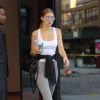 Gigi Hadid en tenue décontractée mais très maquillée se promène dans les rues de New York, le 19 juillet 2016
