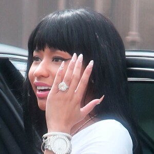 Nicki Minaj montre fièrement son diamant XXL aux photographes alors qu'elle monte dans sa voiture à Beverly Hills, le 16 septembre 2015