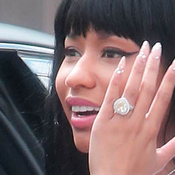 Nicki Minaj montre fièrement son diamant XXL aux photographes alors qu'elle monte dans sa voiture à Beverly Hills, le 16 septembre 2015