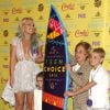 Britney Spears, Maddie Aldridge, et ses fils Sean Preston Federline, Jayden James Federline posant dans la salle de presse aux Teen Choice Awards 2015 à Los Angeles, le 16 août 2015.